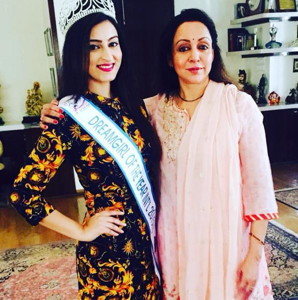 Chandni Sharma with actress Hema Malini after winning the title of Dream Girl of the Year International award in 2015