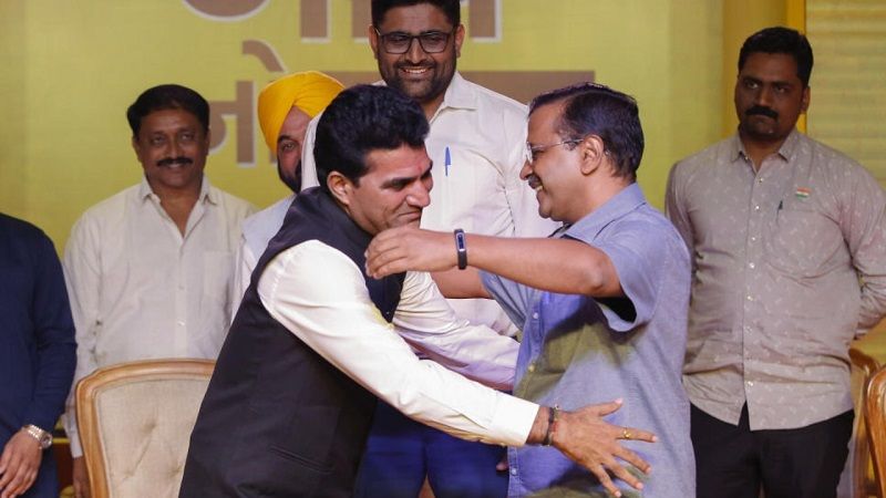 Isudan Gadhvi hugging Arvind Kejriwal after being elected as an AAP member