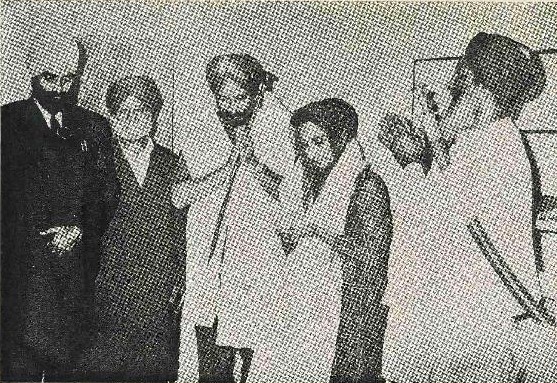 Jagjit Singh Aurora (third from the left) with his wife at Patna Sahib receiving "Saropa"
