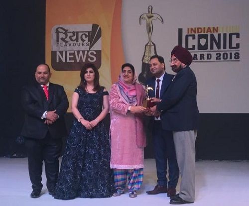 Jaswant Singh Gill receiving Indian Iconic Award