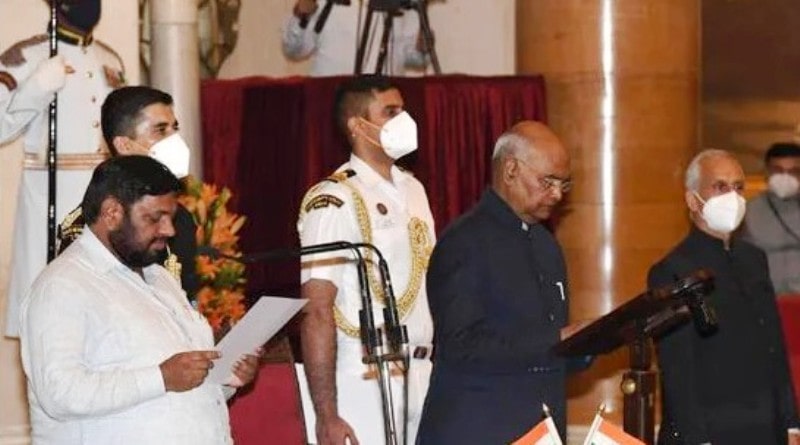 Kaushal Kishore taking oath as the Minister of State of the Ministry of Housing and Urban Affairs