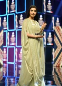 Nida Yasir posing with her Best Morning Show Host Award at the ARY People Choice Awards