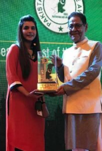 Nida Yasir posing with her award of Best Morning Show Host at the  Pakistan Achievement Awards 2018
