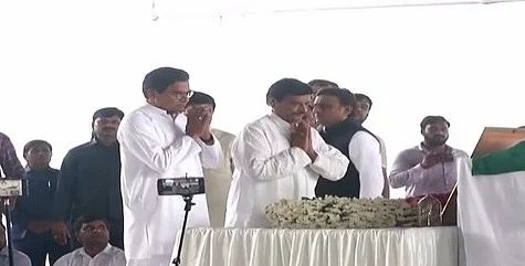 Ram Gopal Yadav and Shivpal Yadav paying tribute to Mulayam Yadav.