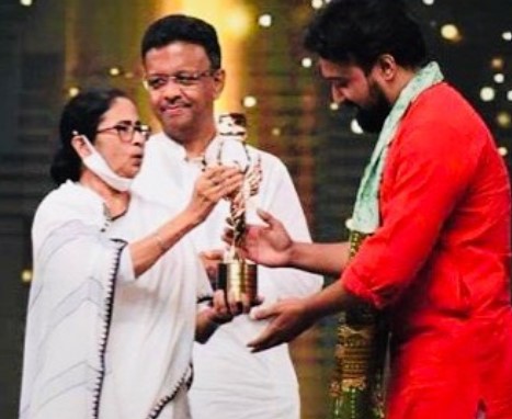 Sabyasachi Chowdhury while receiving Tele Academy award from Mamata Banerjee in March 2022