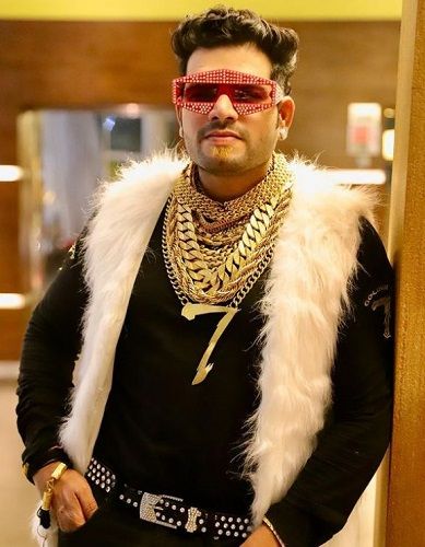 Sanjay Gujar wearing a locket of no 7