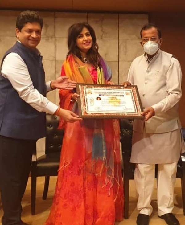 Shibani Kashyap bestowed with the CAIT Women Entrepreneurship Award by the Union Minister of State for Commerce and Industry, Shri Som Parkash, in 2021