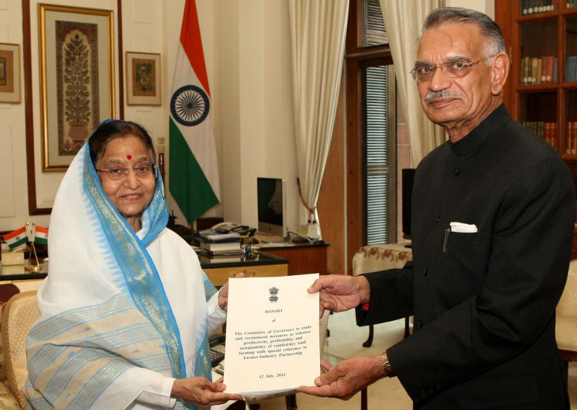 Shivraj Patil as the governor of Punjab presenting a report on Farmer-Industry Partnership to the then President of India Pratibha Patil
