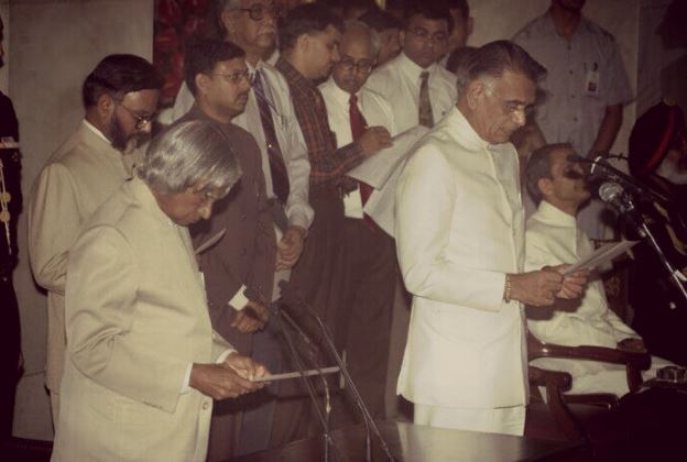 Shivraj Patil taking oath as the Home Minister of India in 2004 in the presence of the then President of India A.P.J. Abdul Kalam