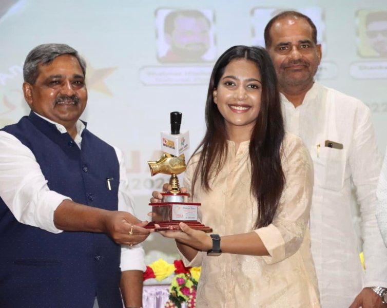 Shreya Basu receiving IMWA Award 2022 at NDMC Convention Centre, Delhi