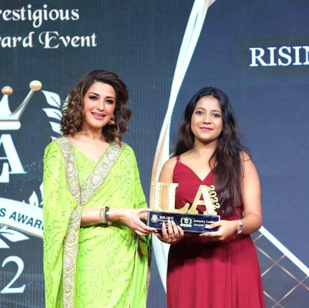 Shreya Basu receiving the Brand Empower’s Industry Leaders Award from Sonali Bendre, Chief Guest of the event
