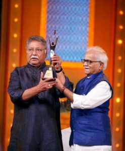 Vikram Gokhale receiving the Lifetime Achievement Award at Zee Natya Gaurav Awards (2017)