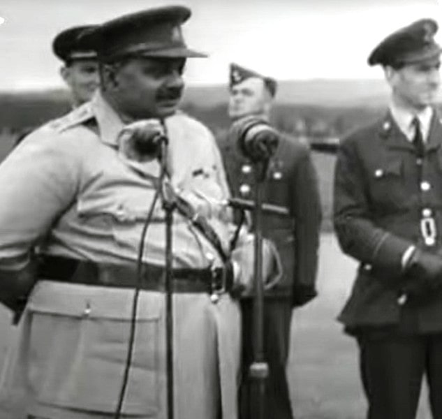 A photo of Digvijaysinhji addressing the members of the RAF in 1942
