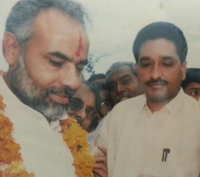 A young age image of Pankaj Modi and Narendra Modi