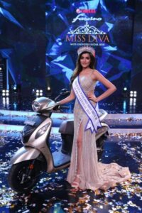 Aditi Hundia posing after being crowned "Femina Miss India Rajasthan 2017"