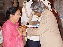 Amrita Pritam receiving Padma Shri Award