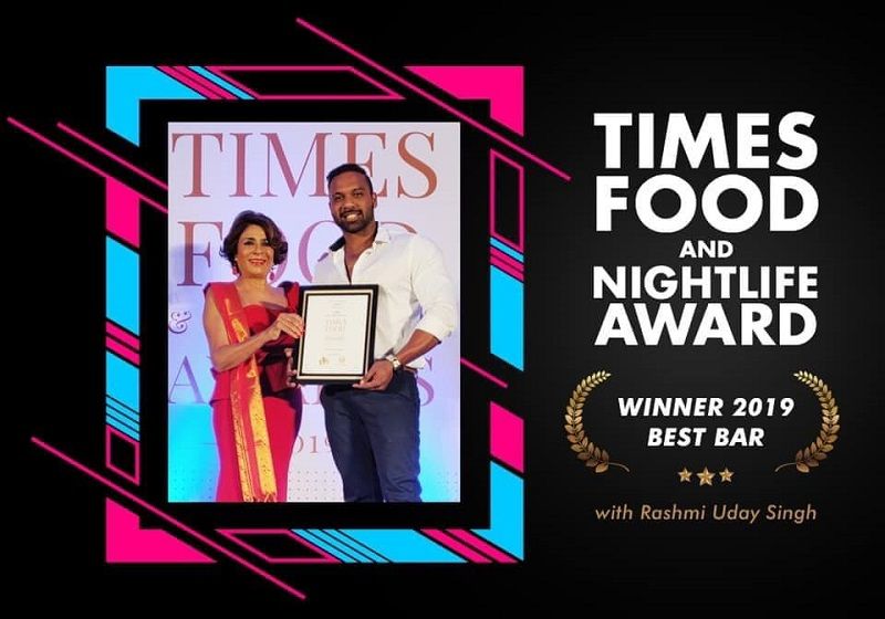 Apurva Padgaonkar receiving Times Food and Nightlife Award