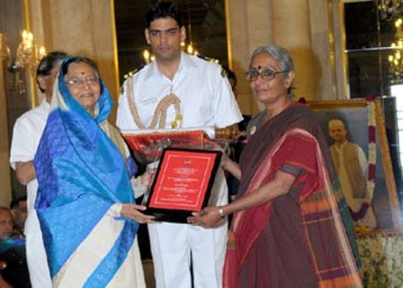 Aruna Roy receiving the 11th Lal Bahadur Shastri National Award from the then President Pratibha Devisingh Patil