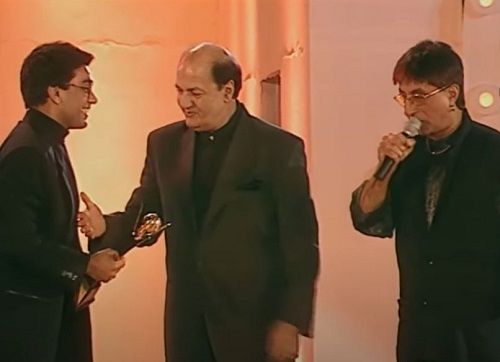 Ashutosh Rana receiving Zee Cine Award (1999)