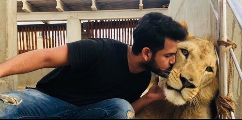 Azlan Shah kissing a lion