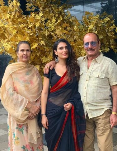 Fatima Sana Shaikh with her parents