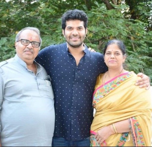 Hardeek joshi with his parents