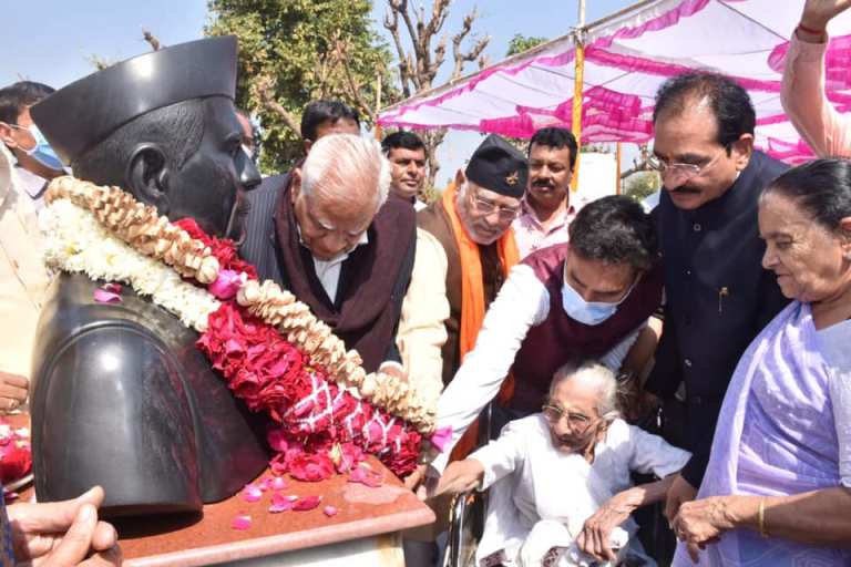Heeraben Modi inaugurated Damodardas Mulchand Modi's bust