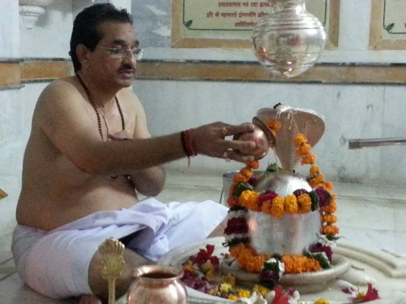 Pankaj Modi worshipping in a Hindu temple