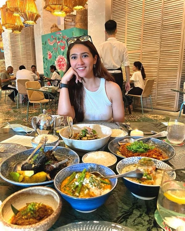Sahiba Bali posing with food at the world's first Michelin-starred Peranakan restaurant, Candlenut, in Singapore