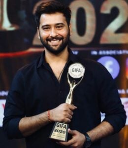Siddharth Amit Bhavsar posing with his award for Best Playback Singer 2020 at the Gujarati Iconic Film Awards