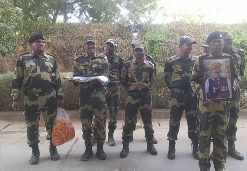 Soldiers from BSF carrying the portrait of Bhairon Singh