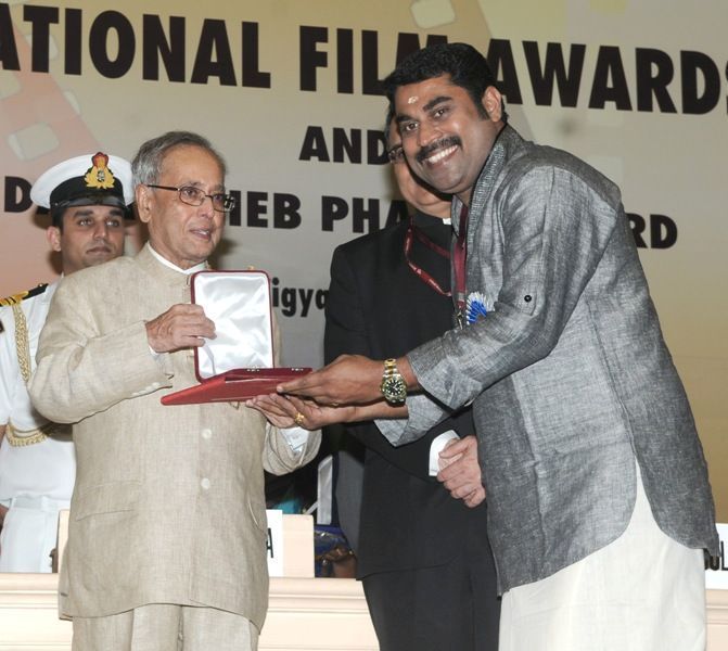 Suraj Venjaramoodu receiving award from the President Pranab Mukharjee