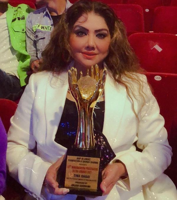 Tinaa Ghaai with the 12th Maharashtra Prestigious Ratna Award 2021