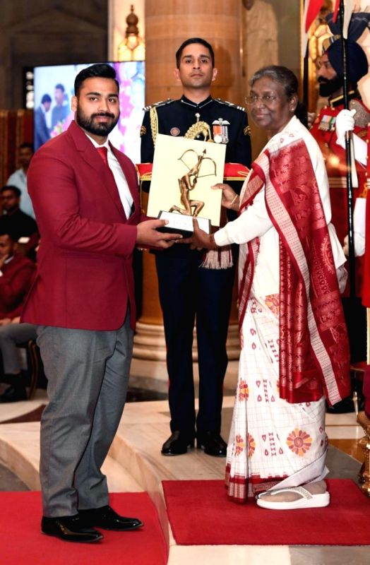 Vikas Thakur received the Arjuna Award by President Droupadi Murmu for the year 2022 at the Rashtrapati Bhavan