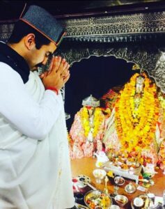 Vikramaditya Singh worshipping at a temple