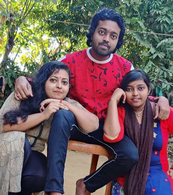 Adarsh Anand and his sisters, Pooja Shree and Vidhya Shree