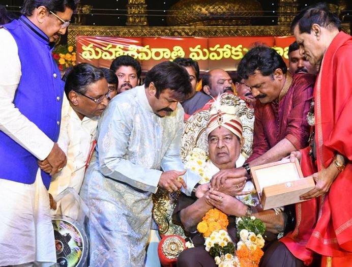kaikala Satyanarayana being honoured by an NGO