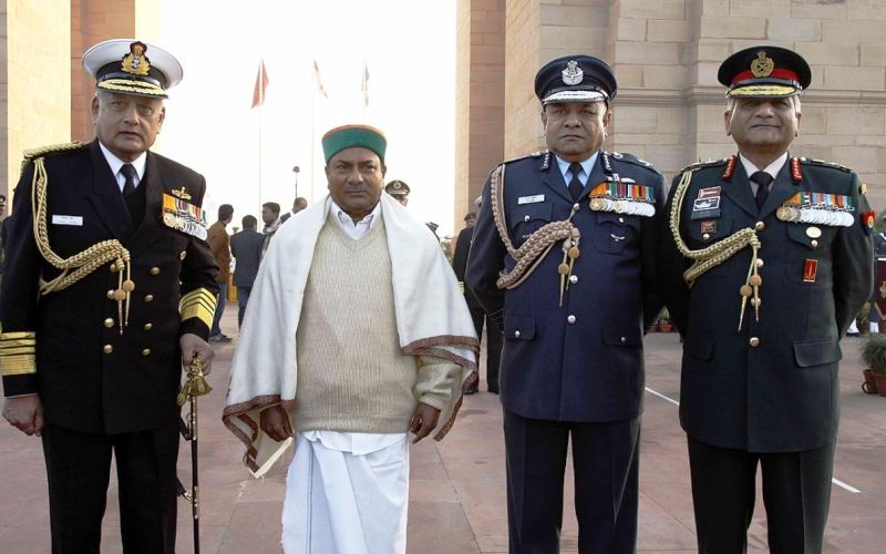 A. K. Antony with service Chiefs, General V.K. Singh, Admiral Nirmal Verma and Air Chief Marshal P.V. Naik at the Amar Jawan Jyoti to mark Vijay Diwas, 39th anniversary of the victory day of the 1971 India-Pakistan war