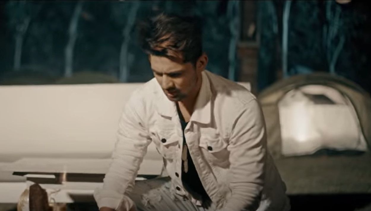 Abhishek in the music video of Yeh Pyaar Nahi Toh Kya Hai