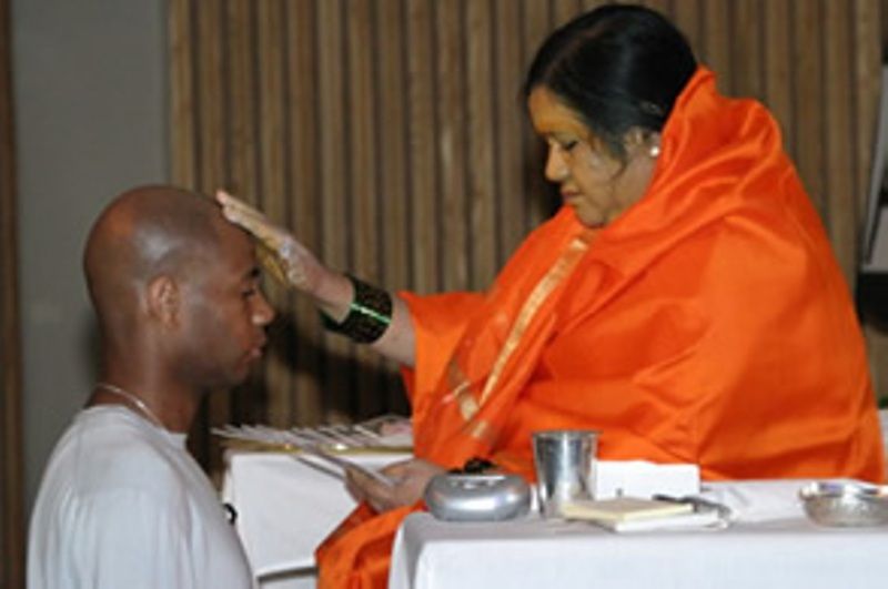 Amma Sri Karunamayi blessing her devotee