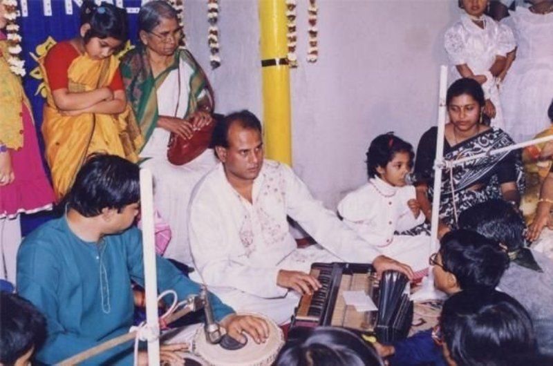 An old picture of Anveasshaa singing a song