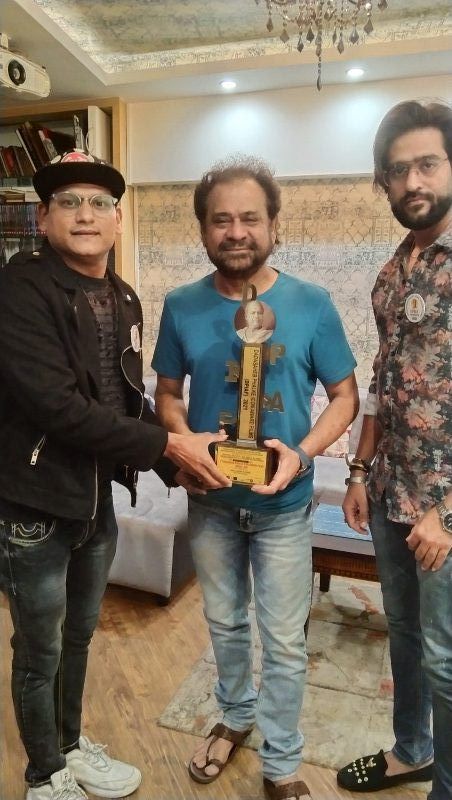 Anees Bazmee posing after receiving his Dadasaheb Phalke Icon Award Films for Best Director (2021)