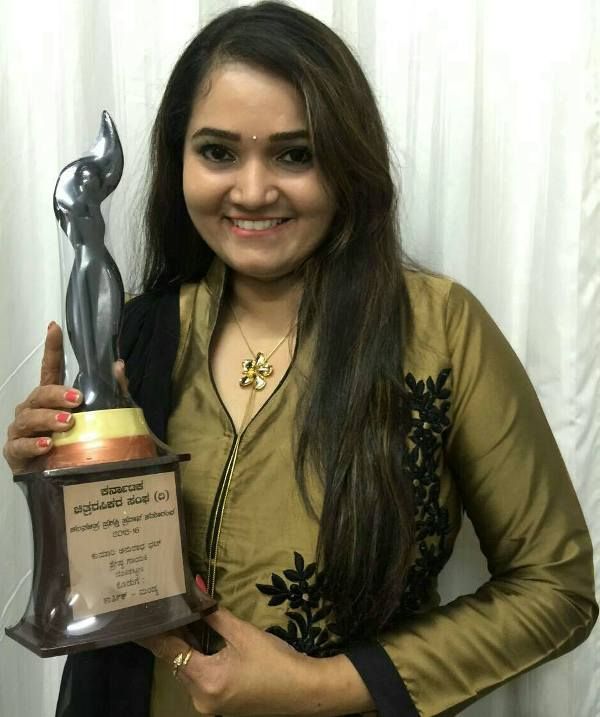 Anuradha Bhat with Best Playback Singer Award in 2015
