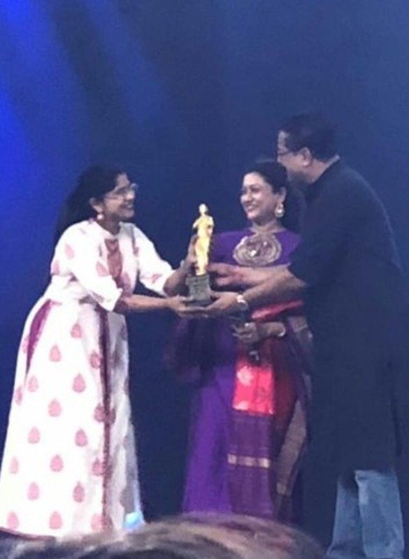 Atisha Naik receiving attention Catching Actress Award for her Marathi theatrical production Ashi Hi Shyamchi Aai at the Sanskruti Kaladarpan Award Ceremony 2018