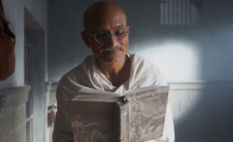 Deepak Antani as Mahatma Gandhi in a still from the film Gandhi Godse Ek Yudh (2023)
