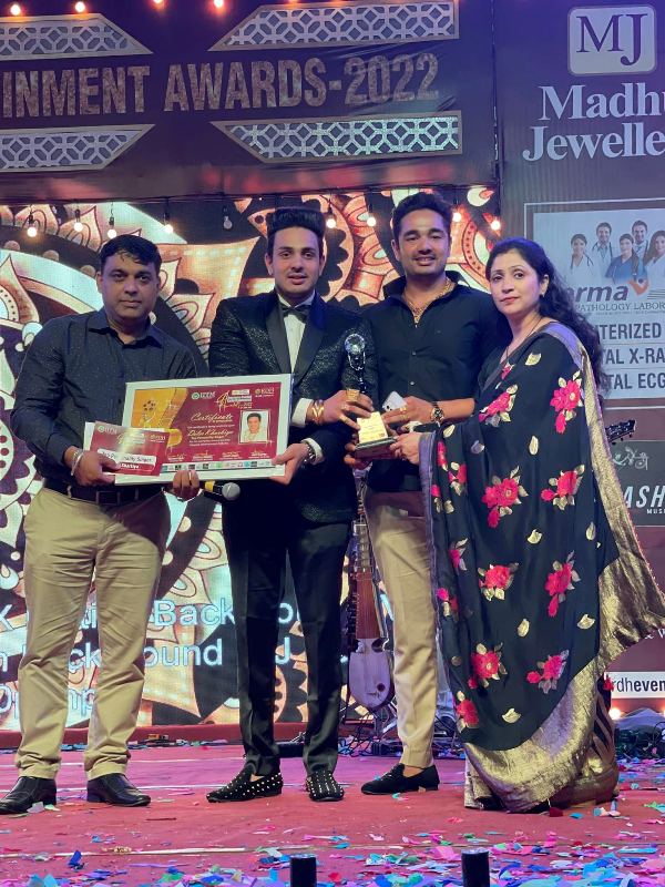 Diler Kharkiya (second from left) after recieving his Top Personality Singer Award at the Entertainment Awards 2022