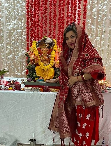 Dolly Bindra with an idol of Lord Ganesha