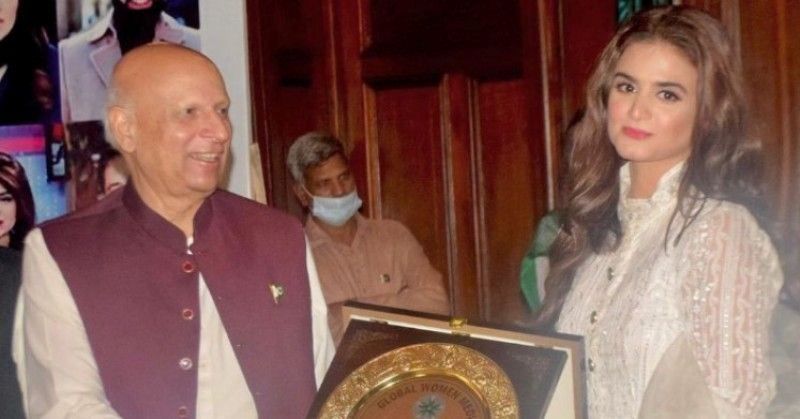 Hira Mani receiving Global Women Media Award from Chaudhary Mohammad Sarvar