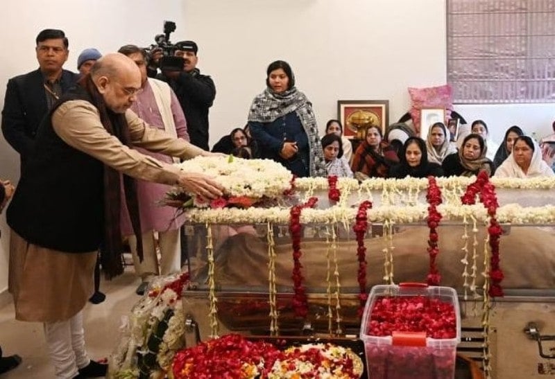 Home Minister Amit Shah paying his last respects to Sharad Yadav at his funeral