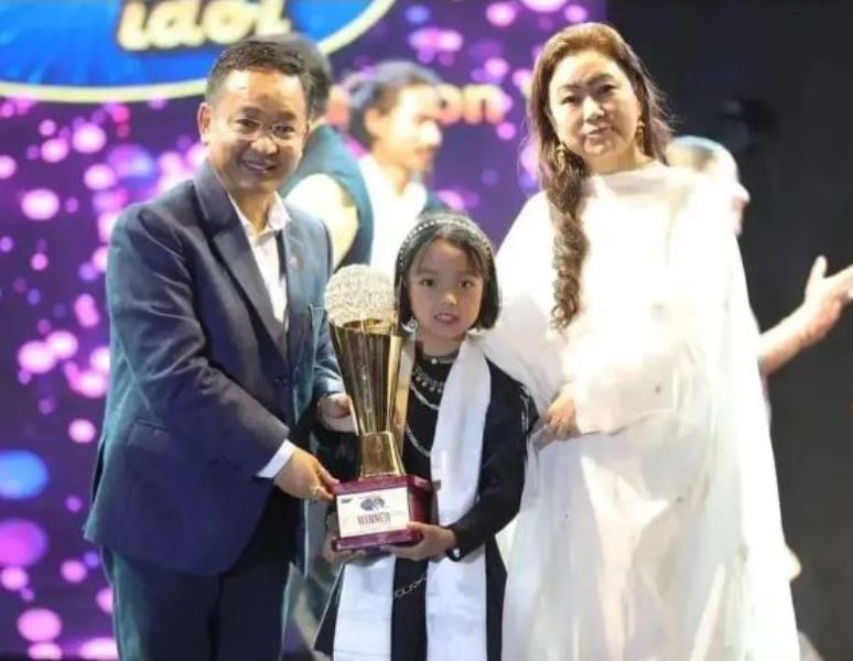 Jetshen Dohna Lama receiving the trophy of 'Sikkim Idol' by the CM of Sikkim Prem Singh Tamang